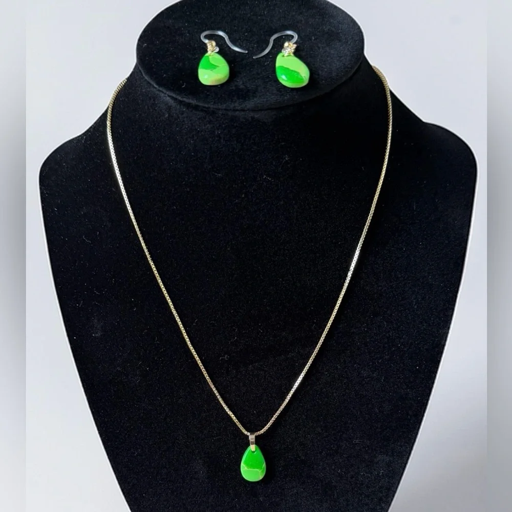 BEAUTIFUL SHADES OF GREEN AND GOLD NECKLACE AND EARRING SET - Picture 2 of 3